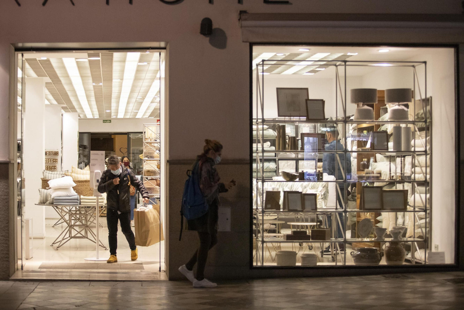 Fotos: los bares y comercios de Granada vuelven a abrir hasta la noche