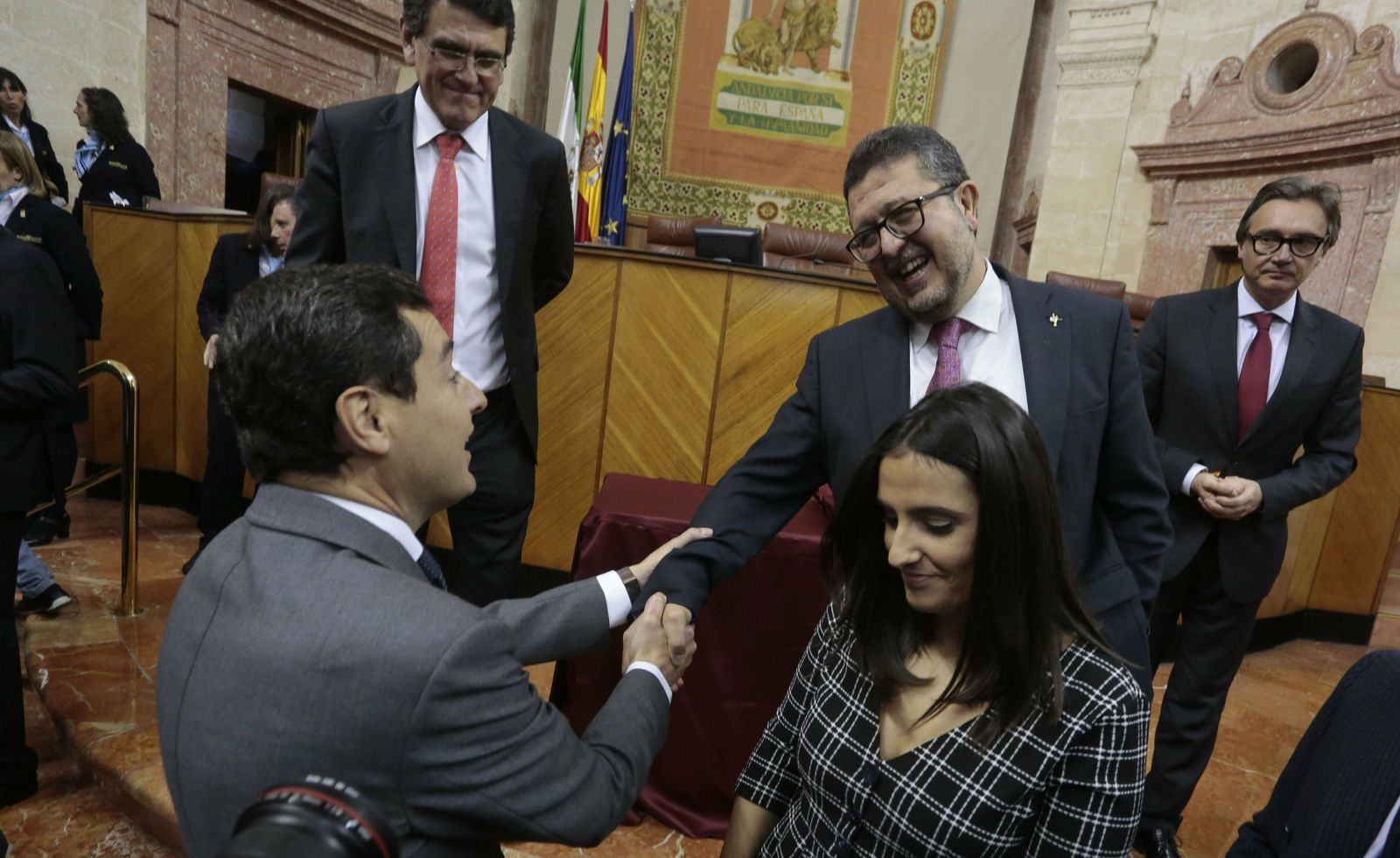 El Gobierno andaluz para en seco a Vox. Juanma Moreno con Francisco Serrano.