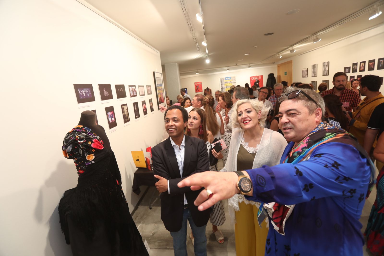 Antonio Canales junto a la concejala de Cultura, María José Foncubierta, en la inauguración de la exposición en San Fernando.