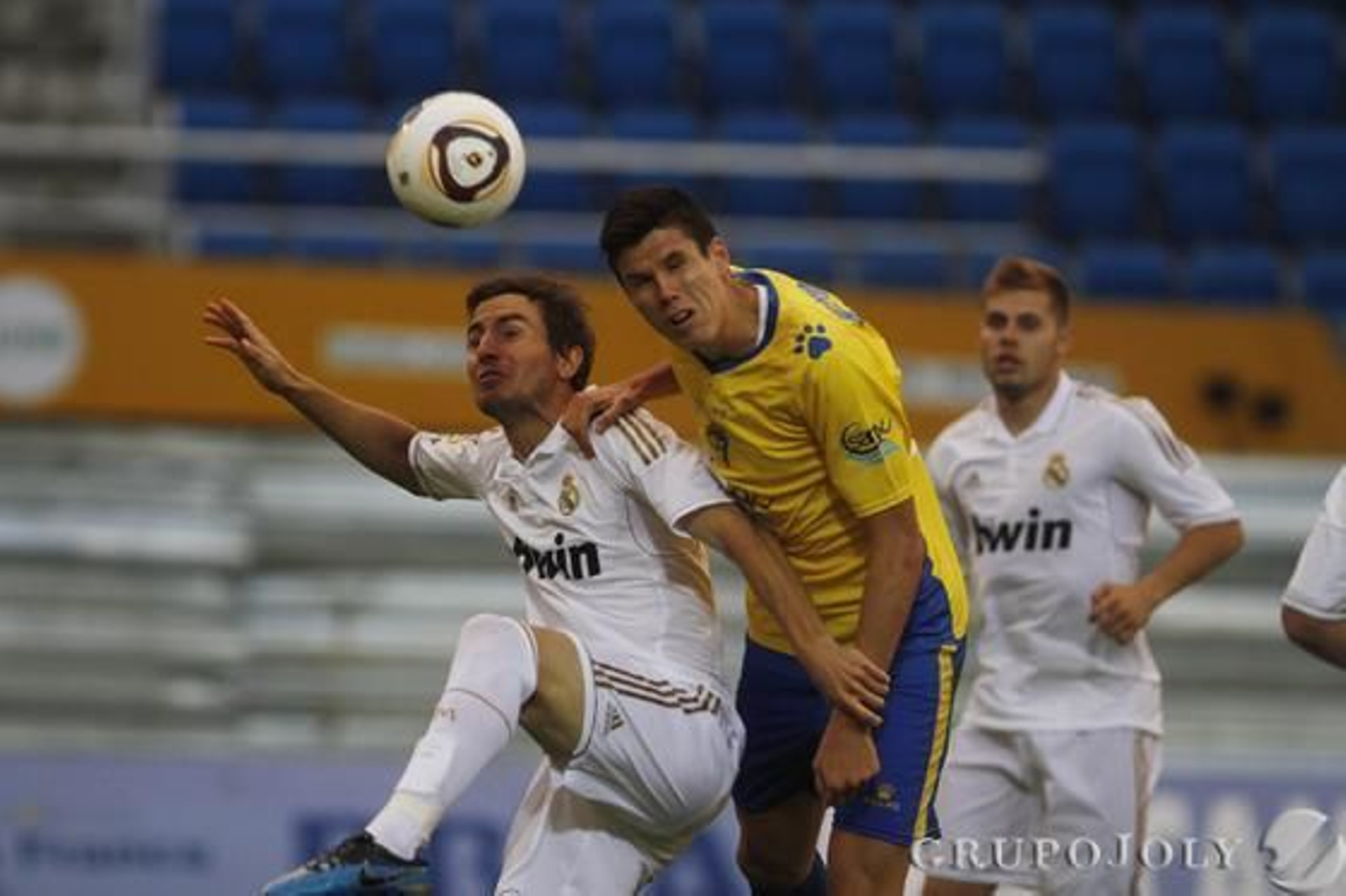 Yuste salta en busca de un balón. 

Foto: Lourdes de Vicente - Joaquin Pino
