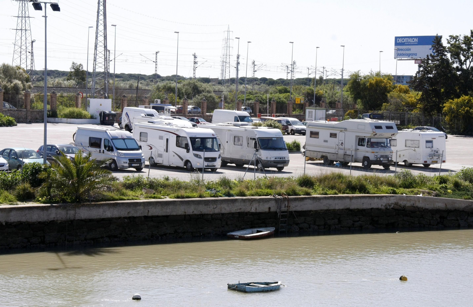 El aparcamiento en superficie de Pasarela, en El Puerto, donde Feprodeca quiere habilitar y gestionar una zona permanente reservada para autocaravanas.