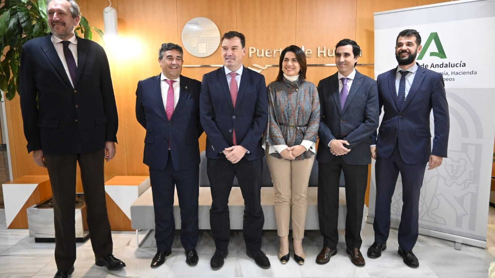 Firma del convenio para albergar los restos arqueológicos de Hacienda en el Puerto