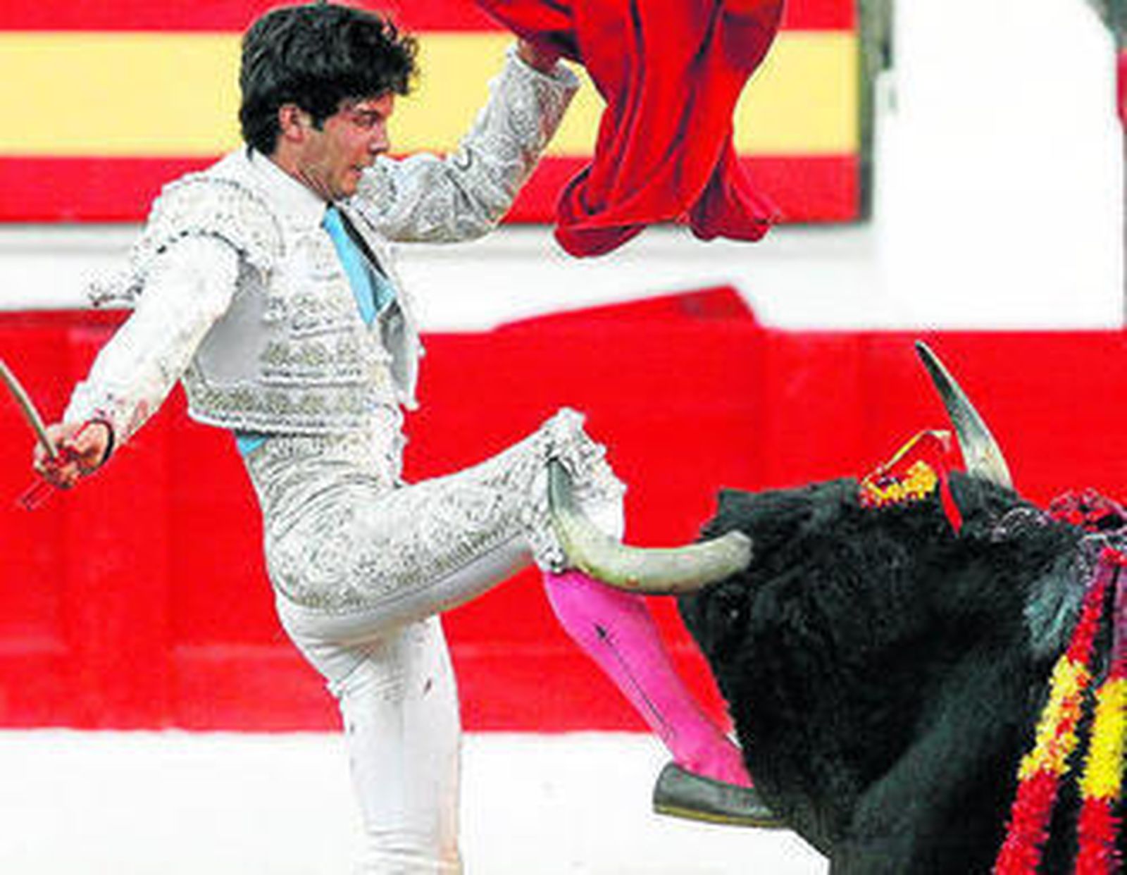 Juan del Álamo fue cogido por el sexto toro, sin que le calara.