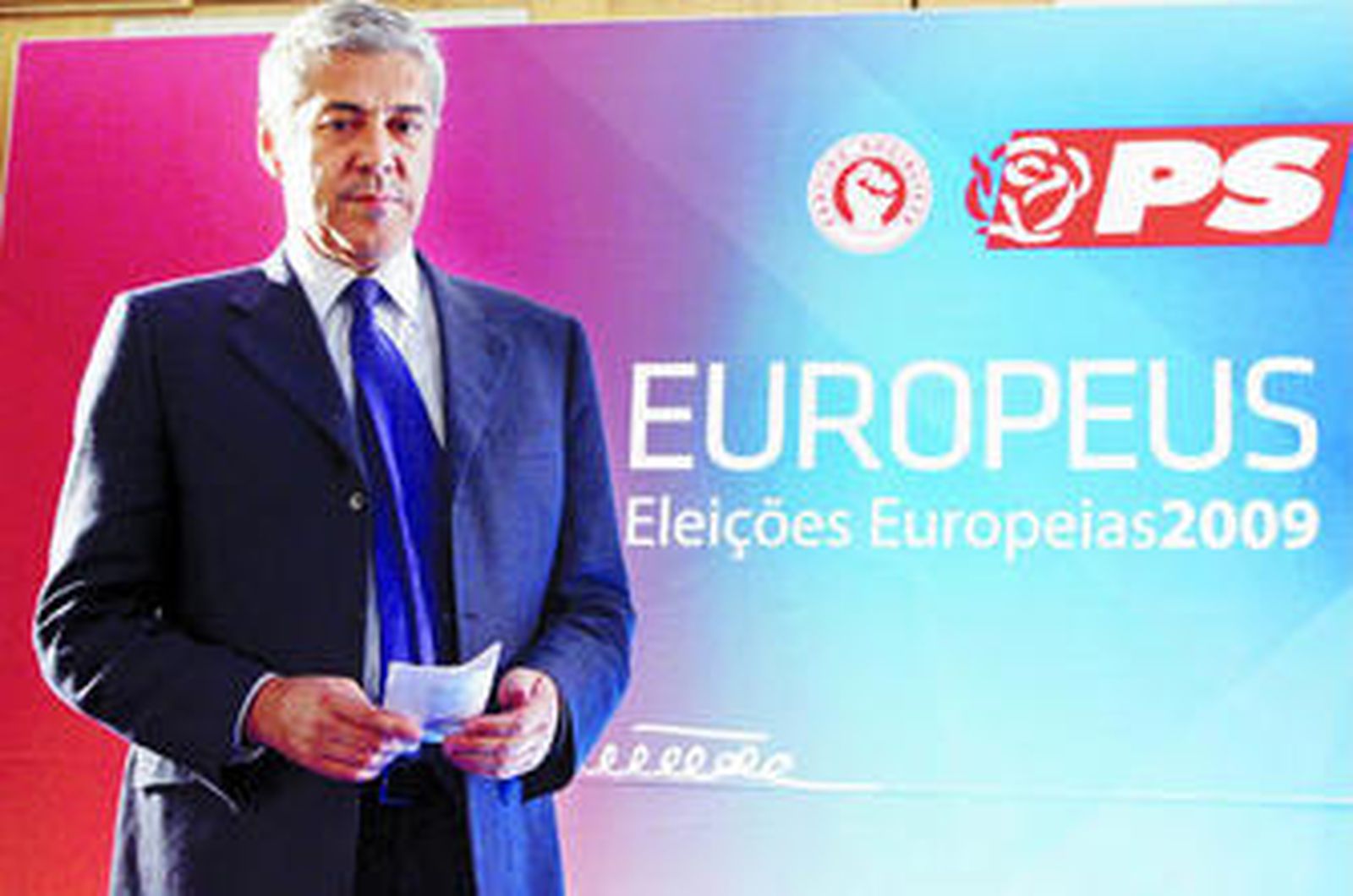 El primer ministro portugués, Jose Sócrates, asume la derrota de su partido.