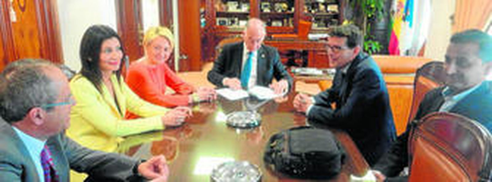 Además del alcalde, en la firma estuvieron presentes estuvieron presentes Eloísa Cabrera, la concejala de Contratación, Maite Fernández, y el ingeniero jefe de obra Ricardo Fernández.