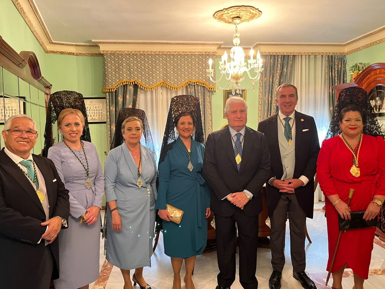 El Duque momentos previos a la eucaristía en compañía de hermanos y autoridades, entre ellas, la alcaldesa de la localidad