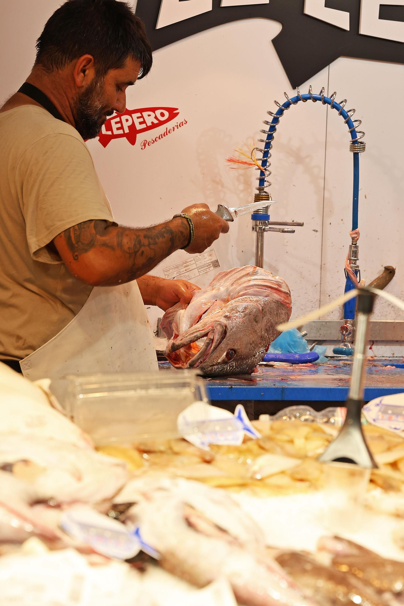 Imágenes de las compras en el entorno del Mercado del Carmen en la mañana de sábado