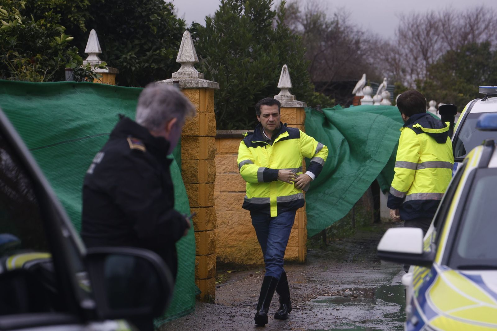 Los vecinos de Guadalvalle desalojan sus parcelas por la crecida del Guadalquivir, en imágenes