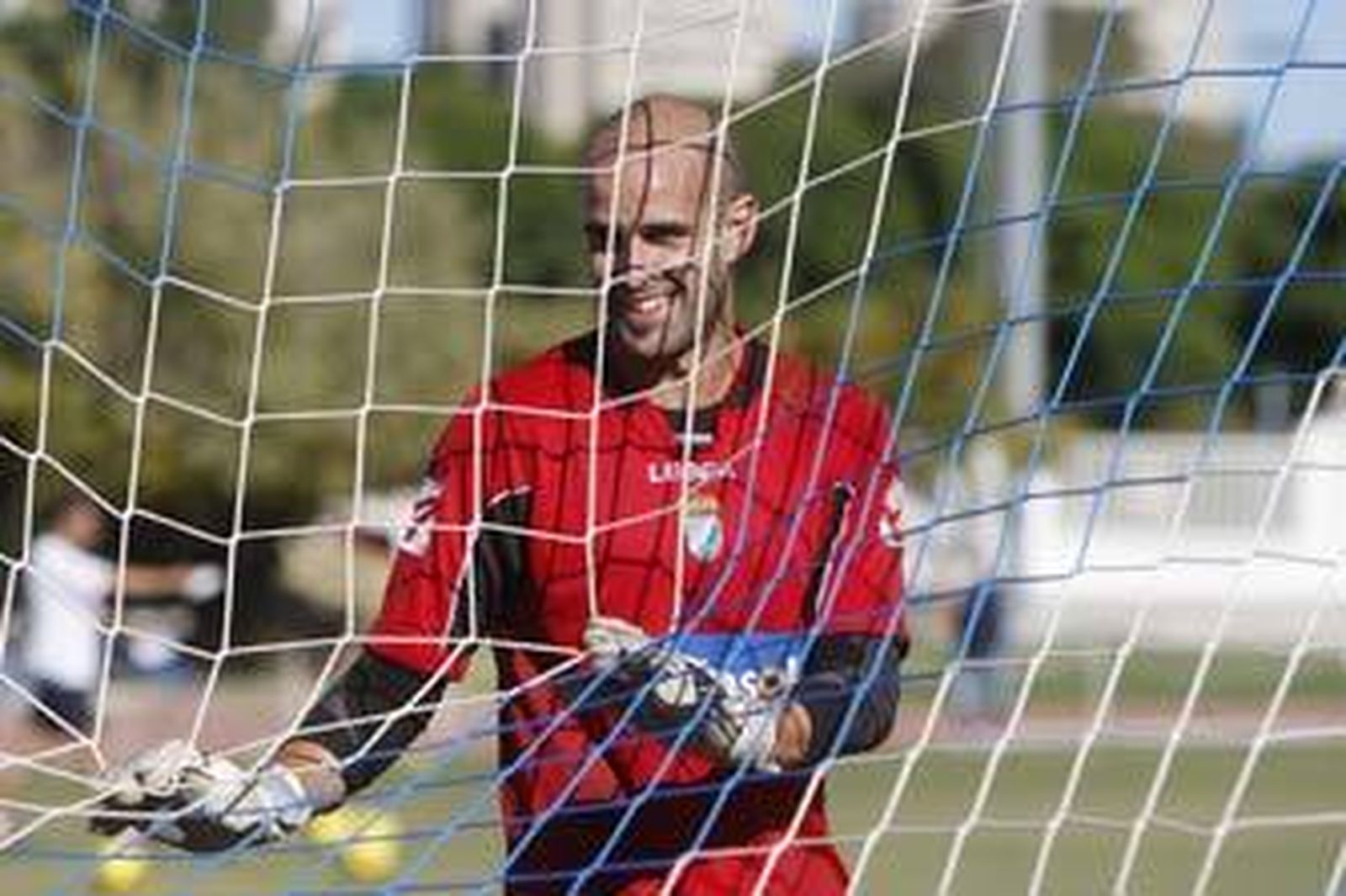 Chema tiene todos los números en su haber para volver a ser titular esta tarde ante el Recreativo en Chapín. /Juan Carlos Toro
