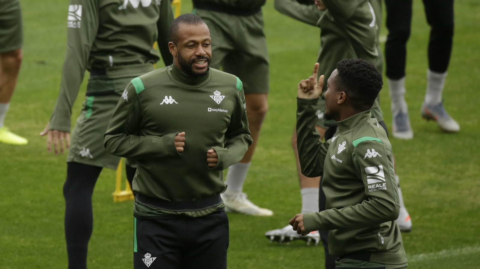 El brasileño Sidnei, junto a Kaptoum, en un entrenamiento.
