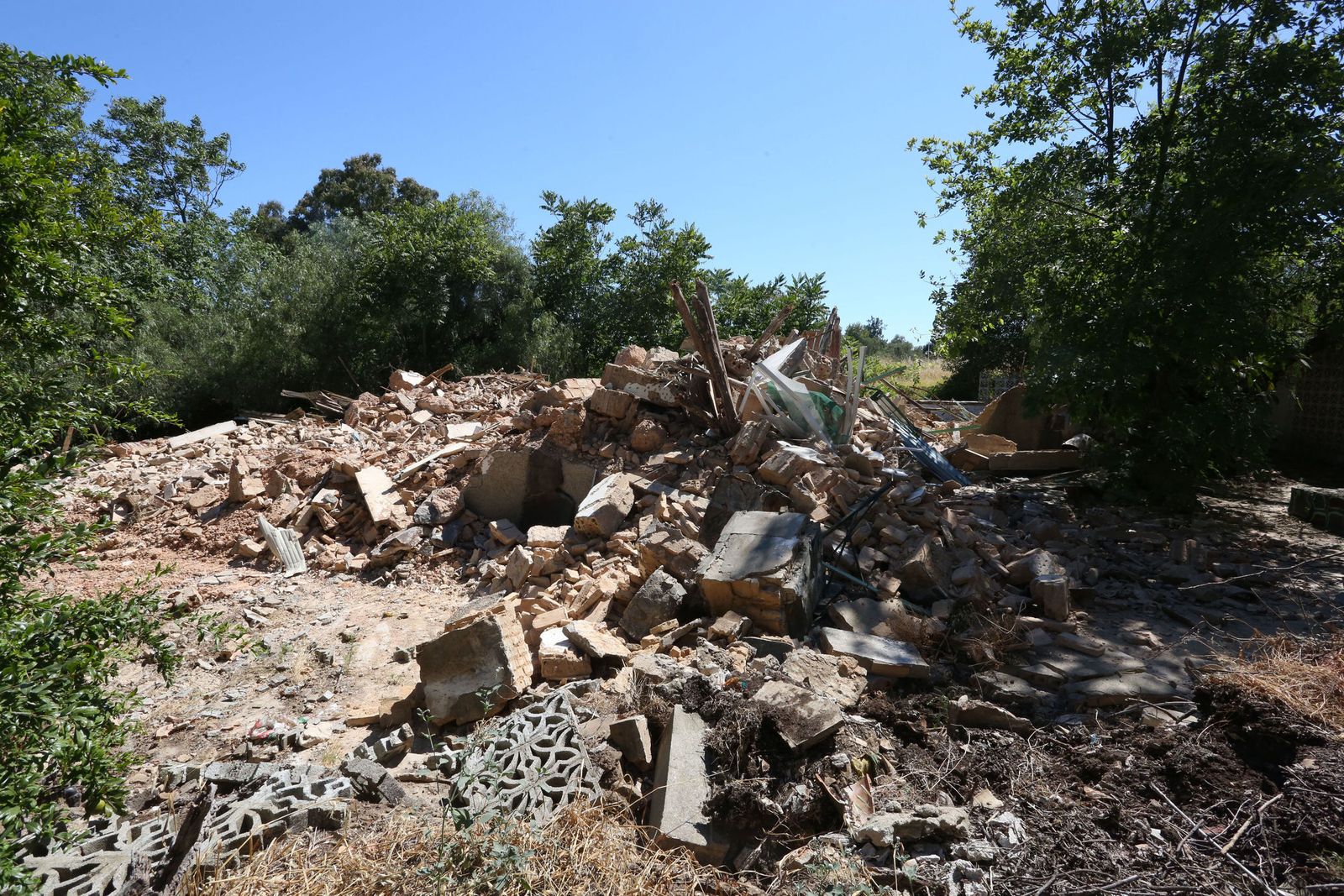 Una montaña de escombros es lo que ha quedado de la Casa Duclós, de propiedad municipal.