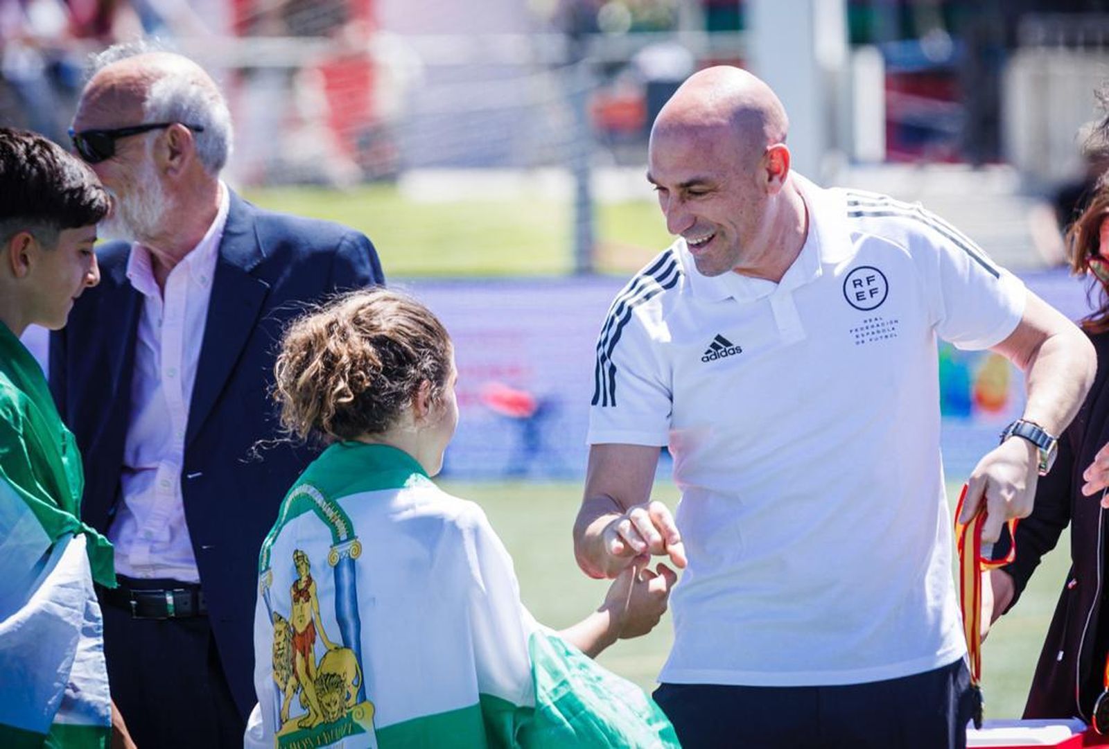 Rubiales entrega el trofeo de campeón de España sub 12 a Andalucía.