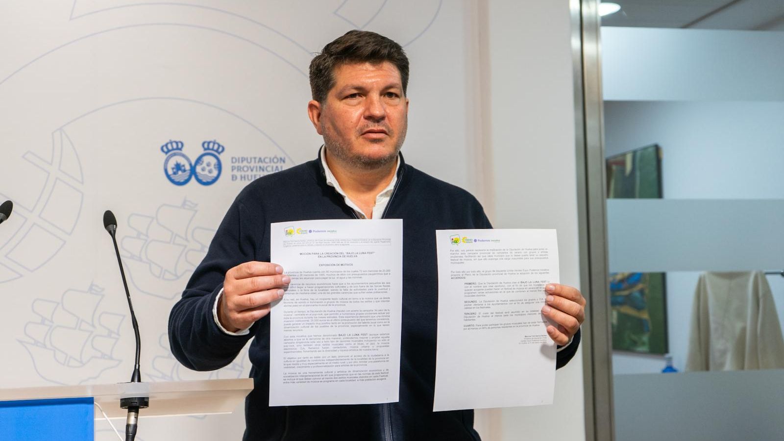 Marcos Toti presentando la iniciativa Bajo la Luna Fest en la Diputación de Huelva.