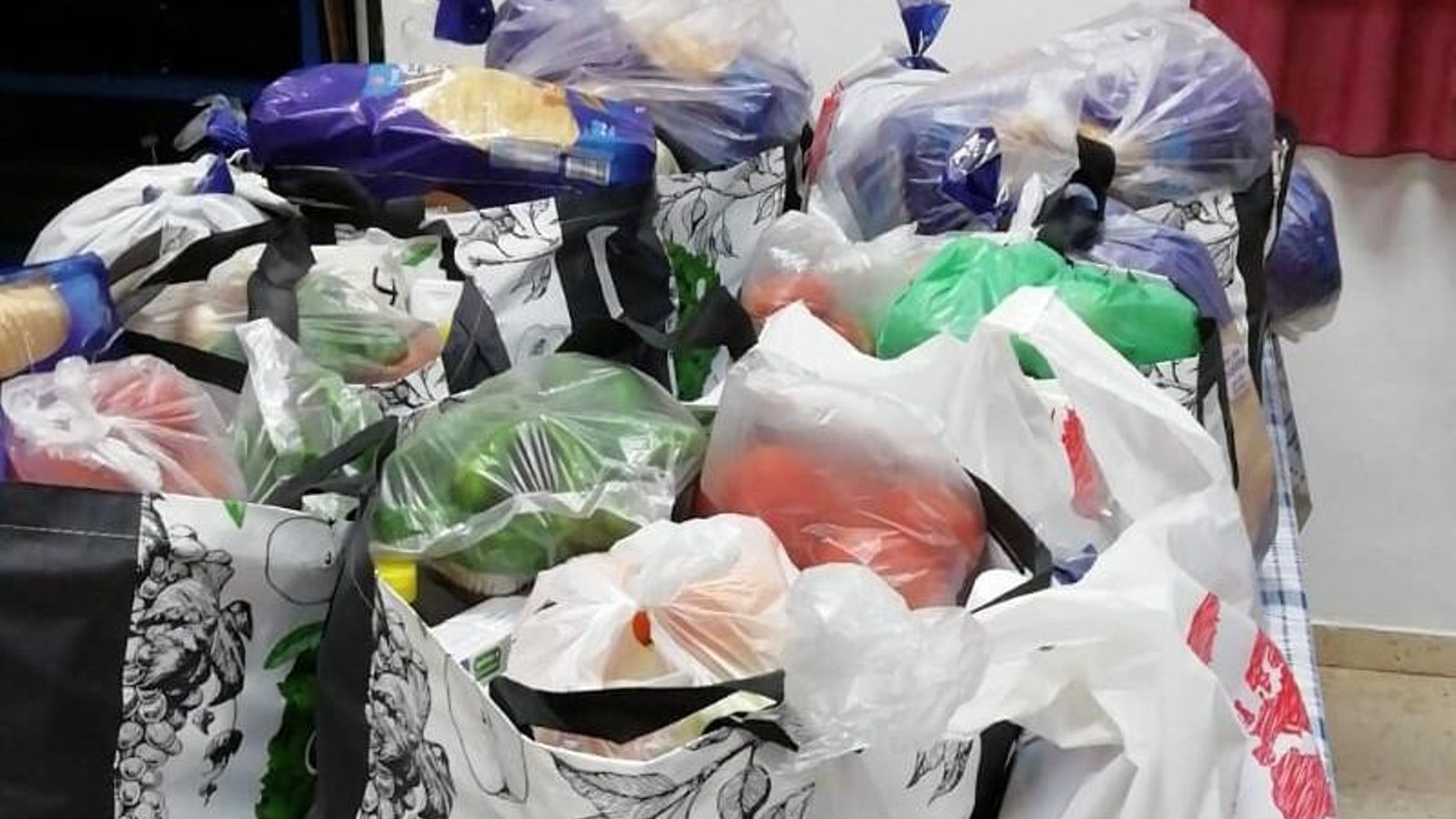 Bolsas de alimentos que reparte el comedor social.