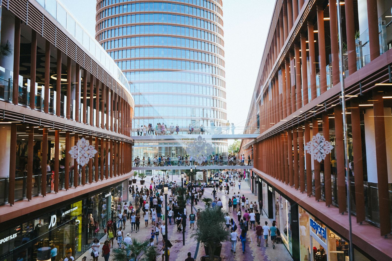 Visitantes pasean por el centro comercial de Torre Sevilla