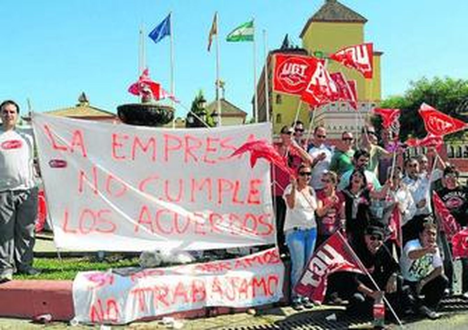 La plantilla se concentro ante la puerta del hotel durante todo el día de ayer.