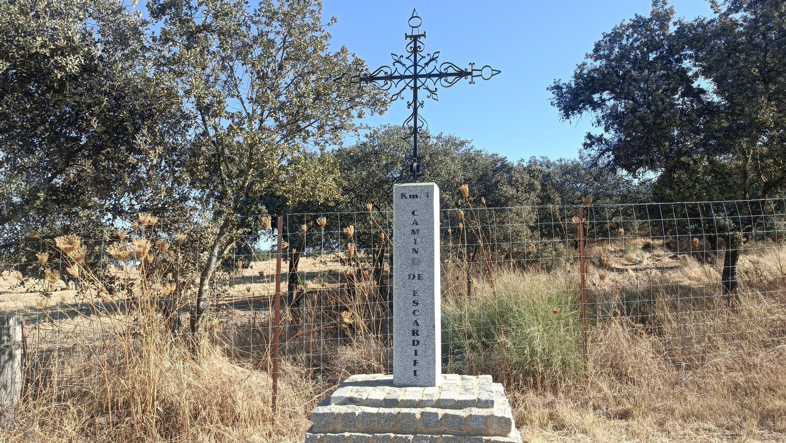 Estas cruces marcan el Camino de Escardiel.