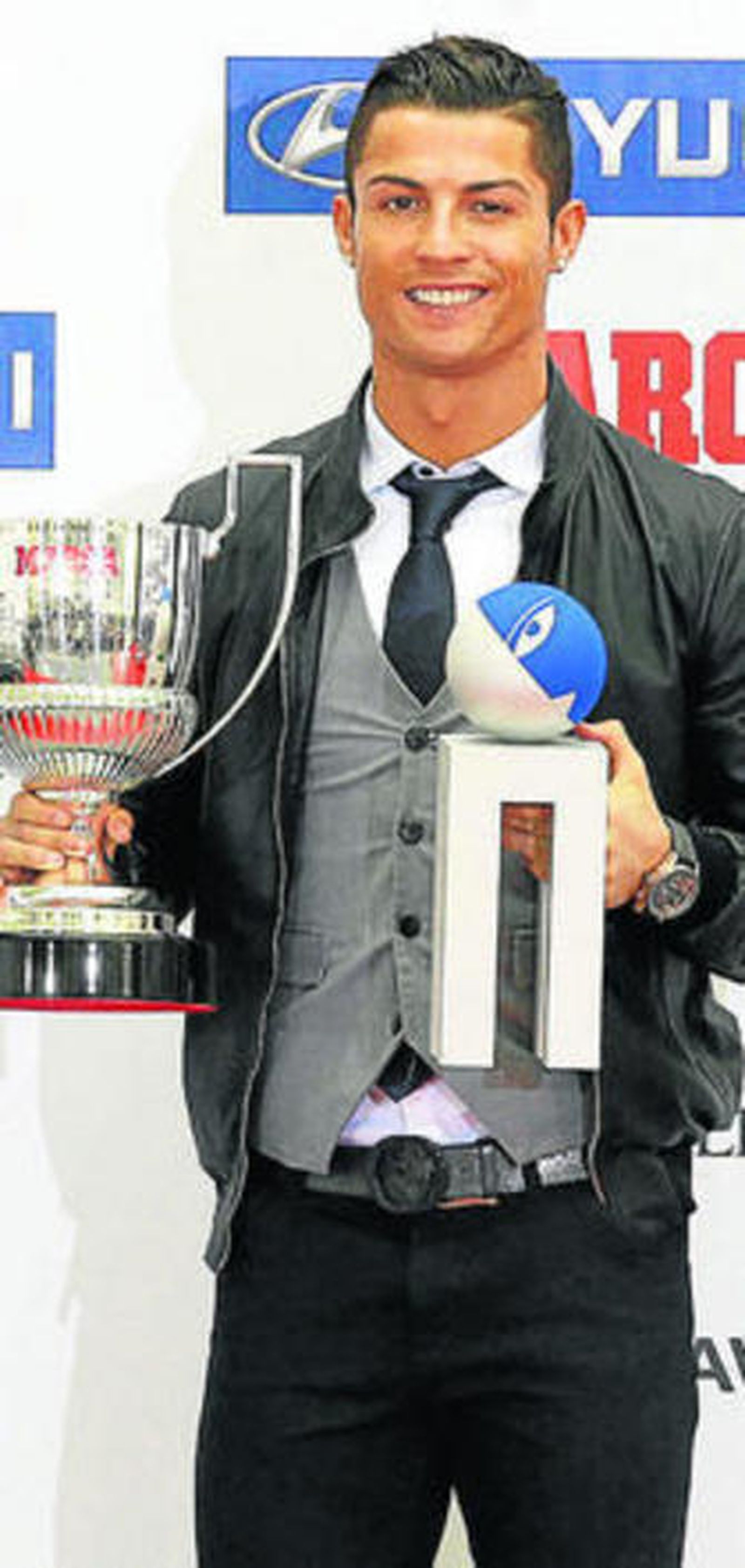 Cristiano Ronaldo posa con los trofeos Pichichi y Alfredo di Stéfano.