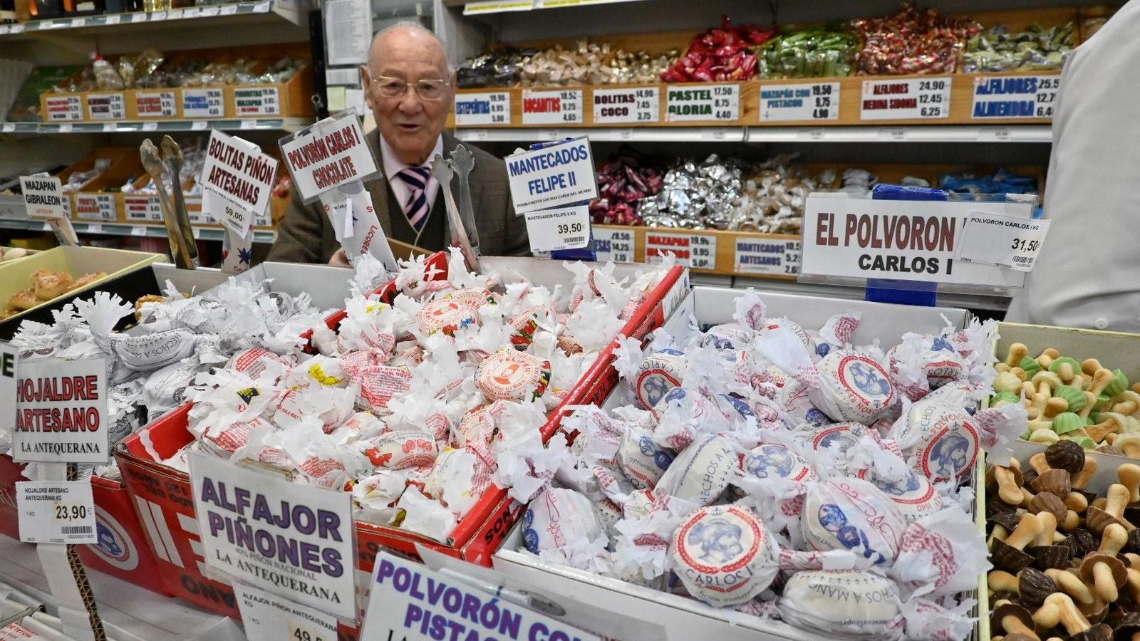 El mantecado Felipe II entre un muy variado surtido de dulces navideños.