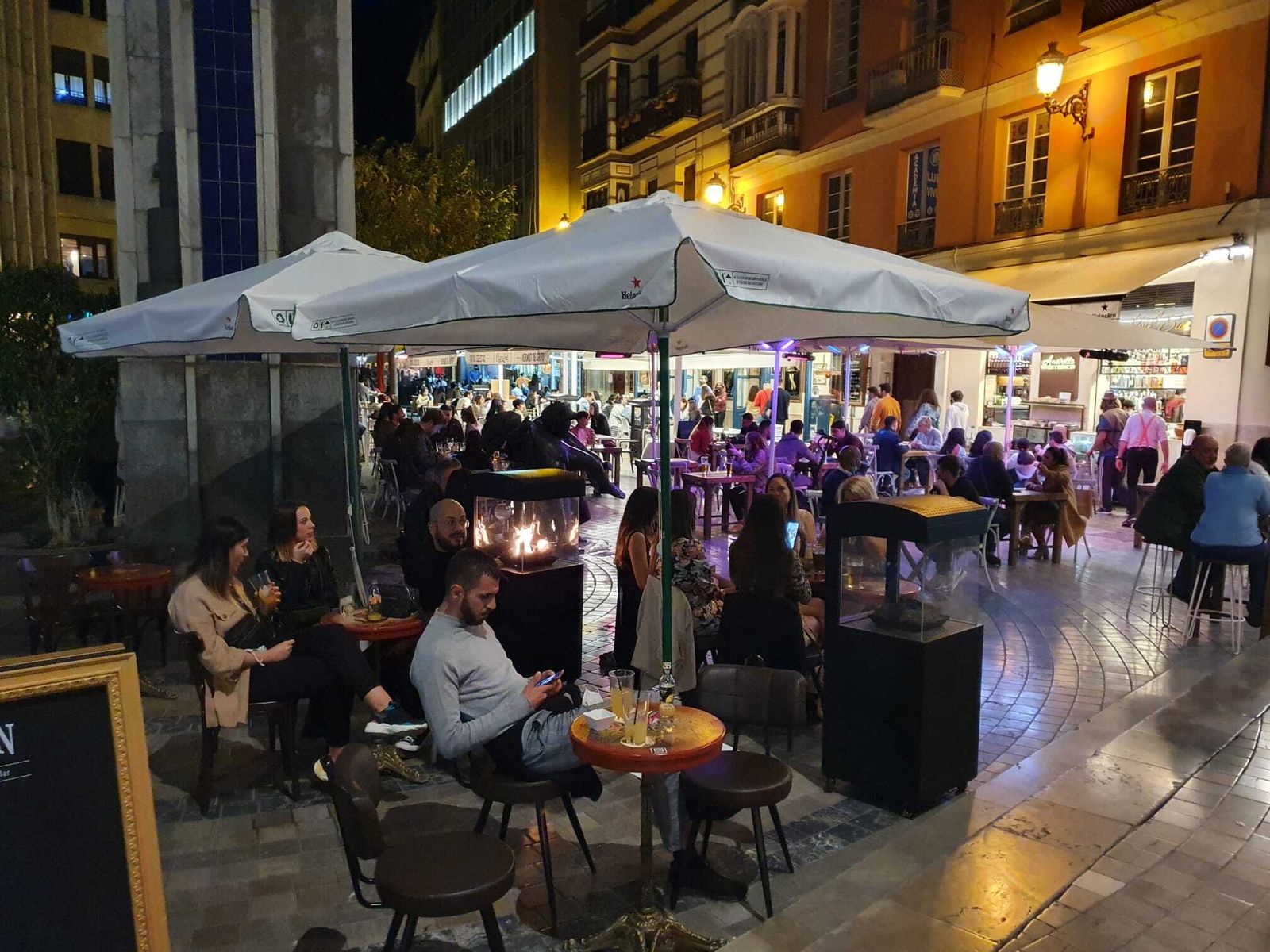 Fotos del 'lleno' en el Centro de Málaga, que apura el toque de queda