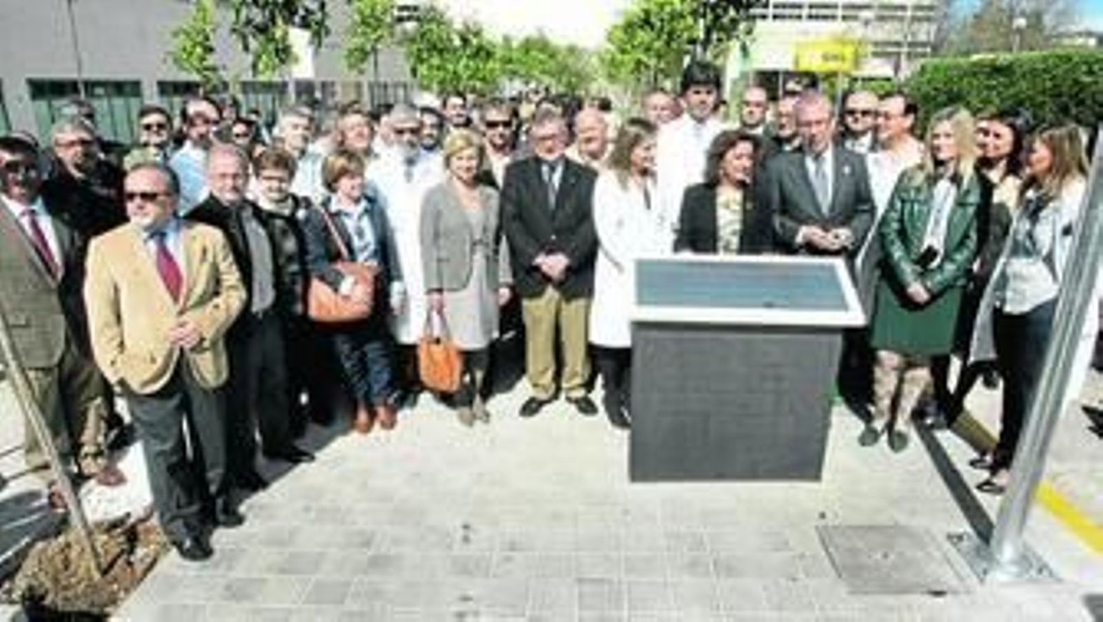 Autoridades, médicos del Reina Sofía, trasplantados y representantes de la sociedad cordobesa, ayer, en el acto.