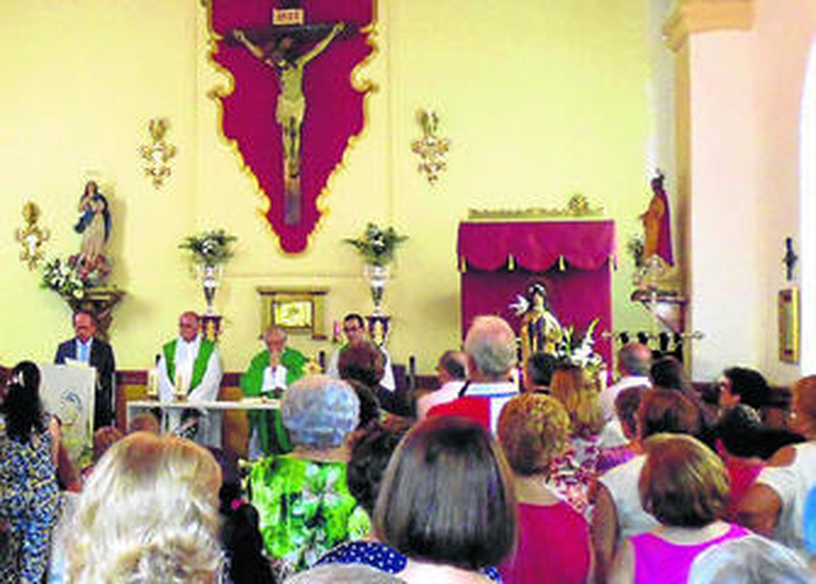 La Eucaristía fue concelebrada por tres sacerdotes en la iglesia erigida en honor de Santa Teresa.