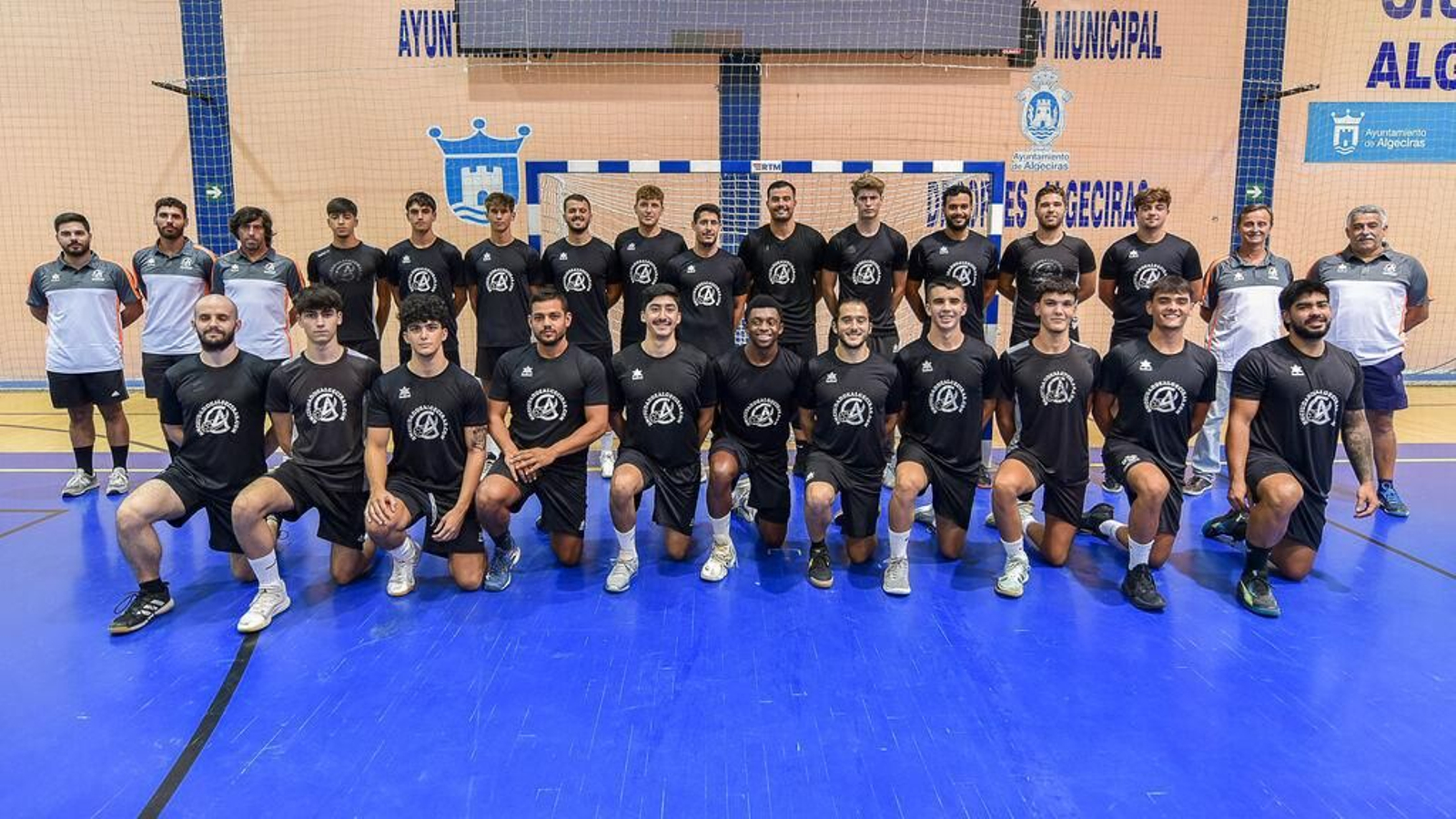 La plantilla del BM Ciudad de Algeciras, junto a numerosos juveniles La plantilla del BM Ciudad de Algeciras, junto a numerosos juveniles