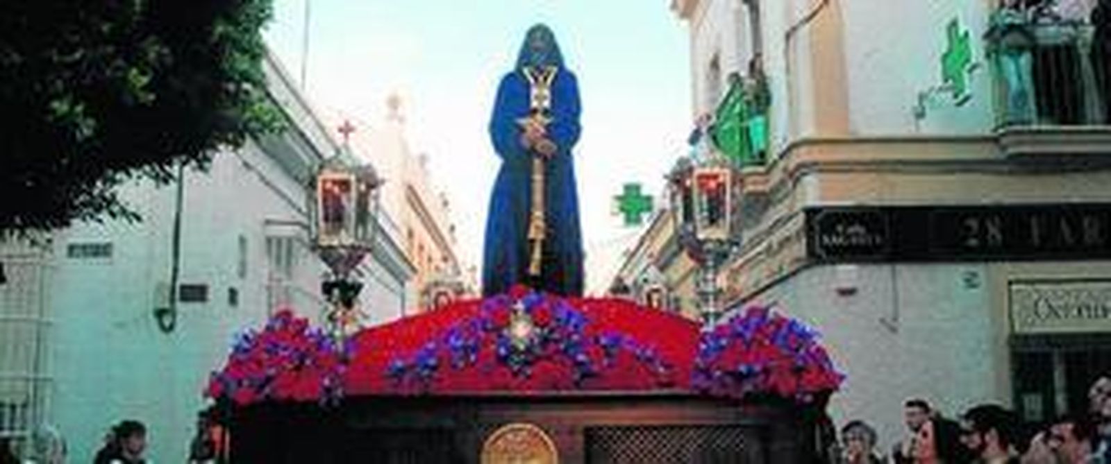 Jesús Cautivo y Rescatado, obra del escultor isleño Luis Castro Bey, entrando en la calle de la Plaza.