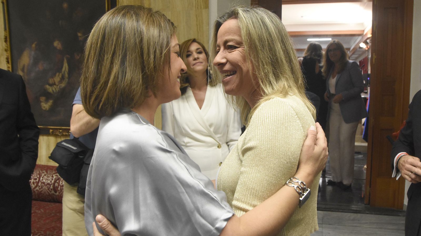 Isabel Ambrosio e Isabel Albás se saludan en el Ayuntamiento.