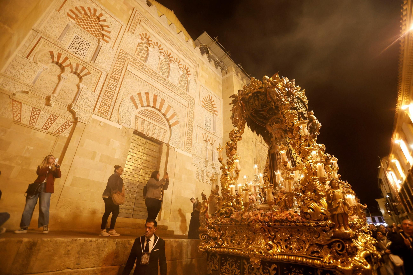 Ánimas celebra el 50 aniversario de la Virgen de las Tristezas por las calles de Córdoba