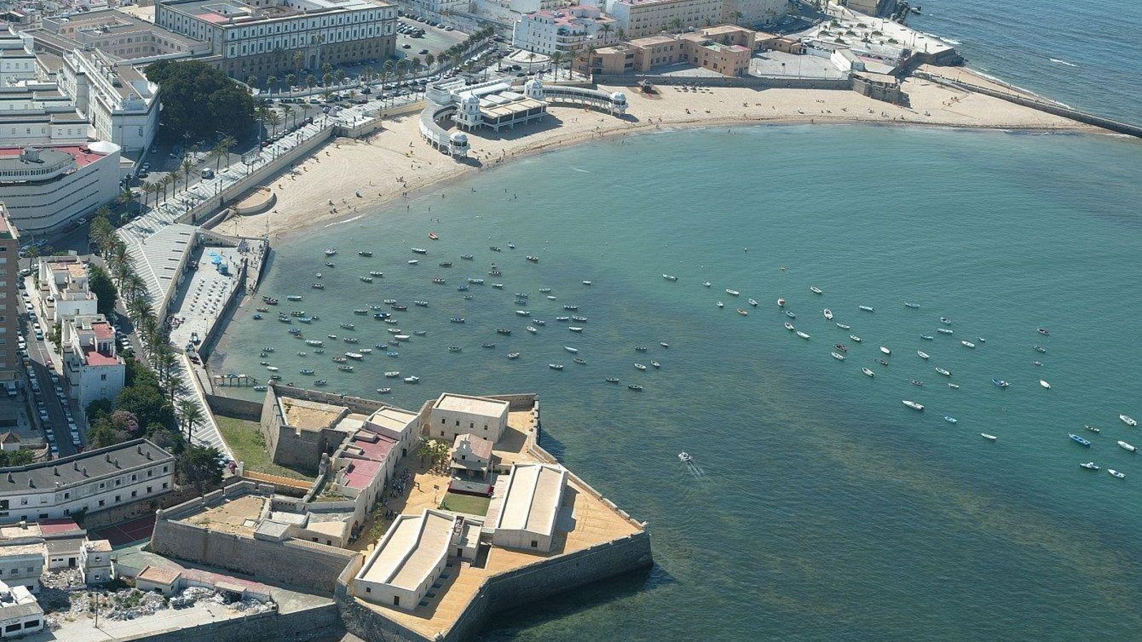 Vista aérea de la playa de la Caleta y el Baluarte del Orejón