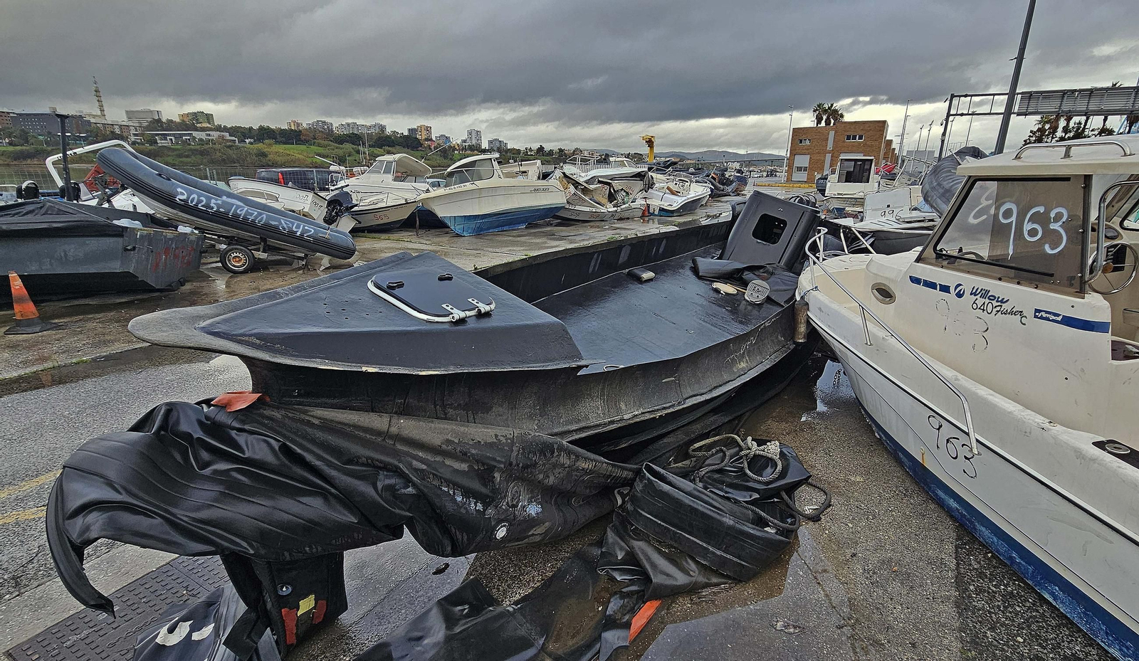 Fotos del hacinamiento de narcoembarcaciones requisadas en el Puerto de Algeciras