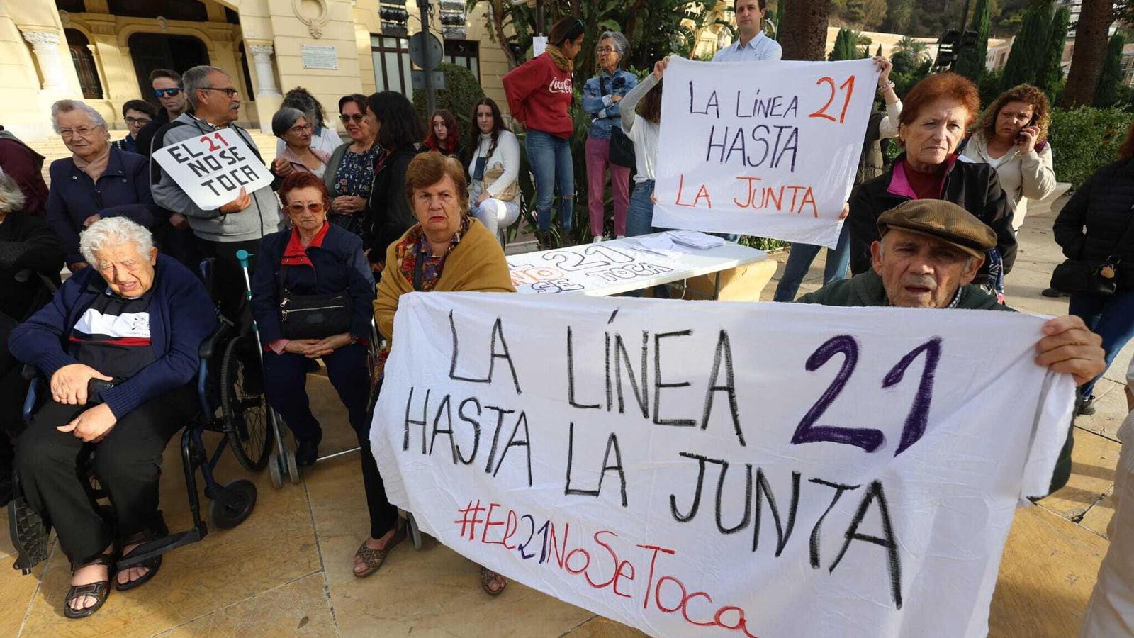 Pancartas y mesa de recogida de firmas en la concentración.