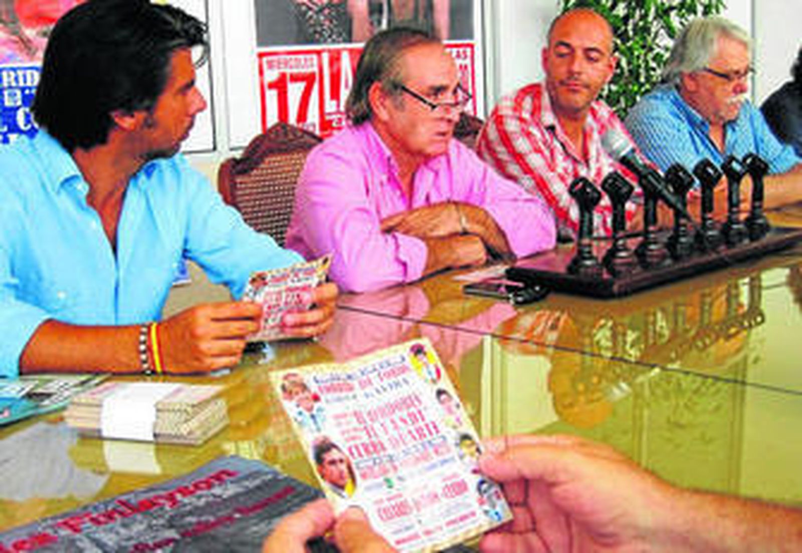 El empresario Justo Benítez, explicando los carteles de La Línea en presencia de Curro Duarte y Jesús Villalta.