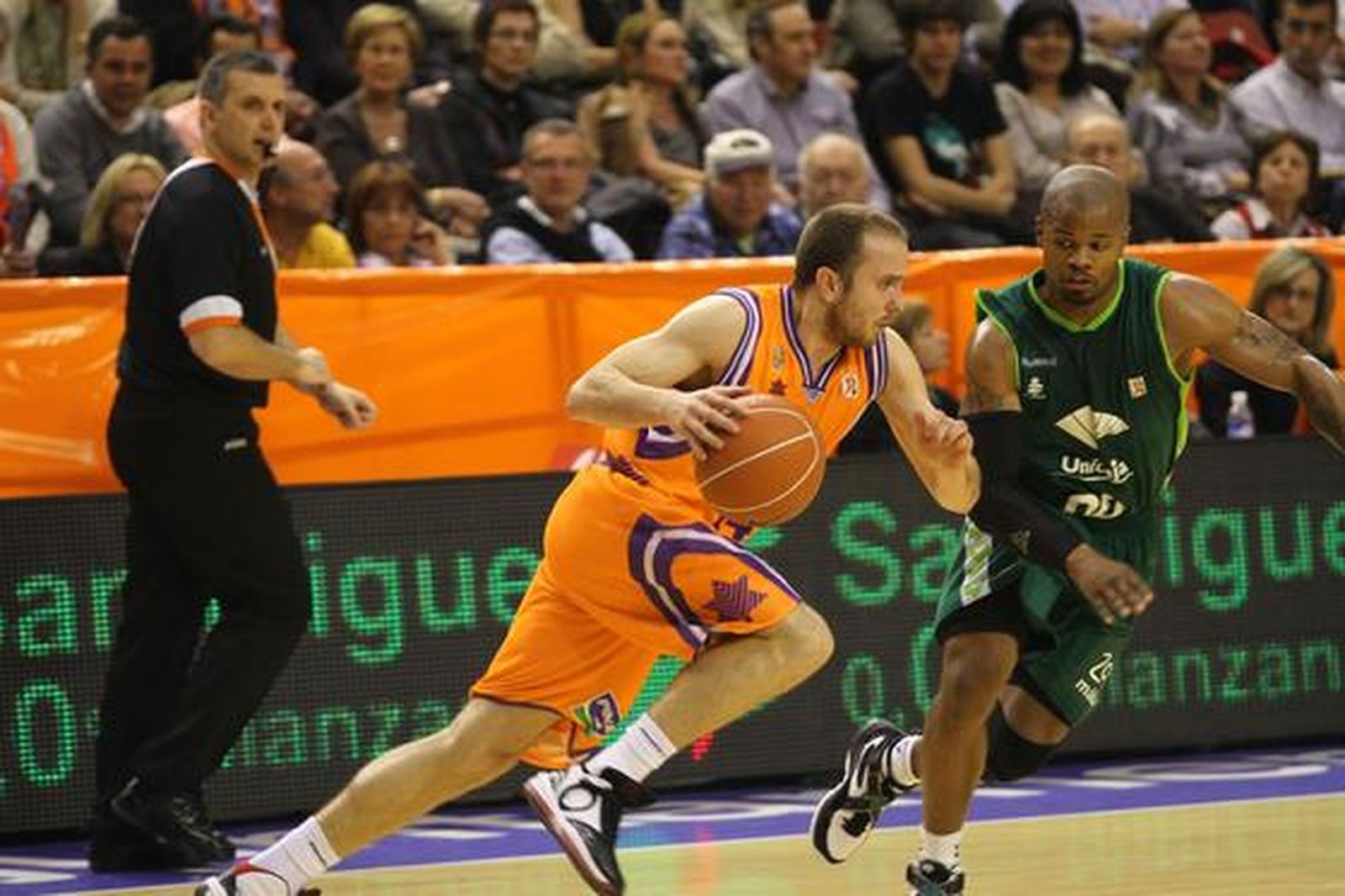 El Unicaja cae ante el Valencia lastrado por una mala primera parte. / LOF