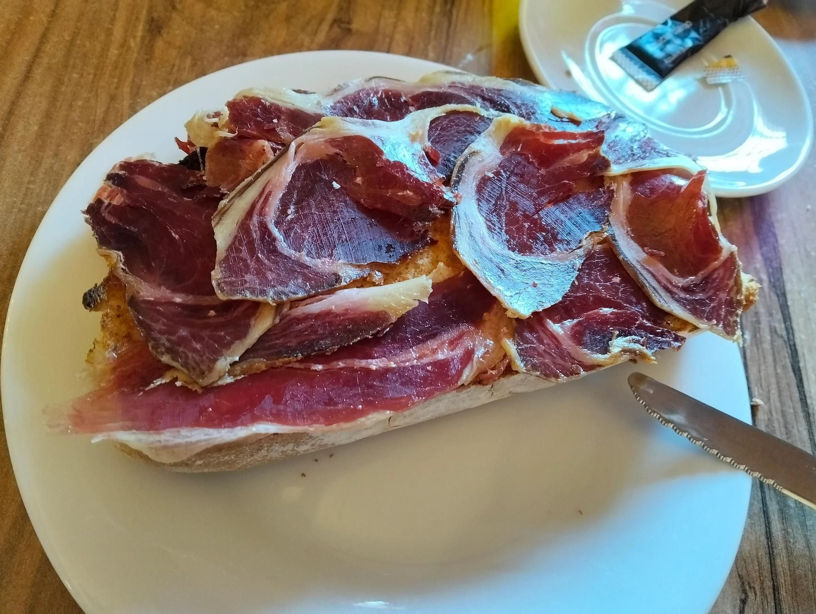 Rebanada de campo con aceite y jamón de la Venta La Cartuja, en Jerez.