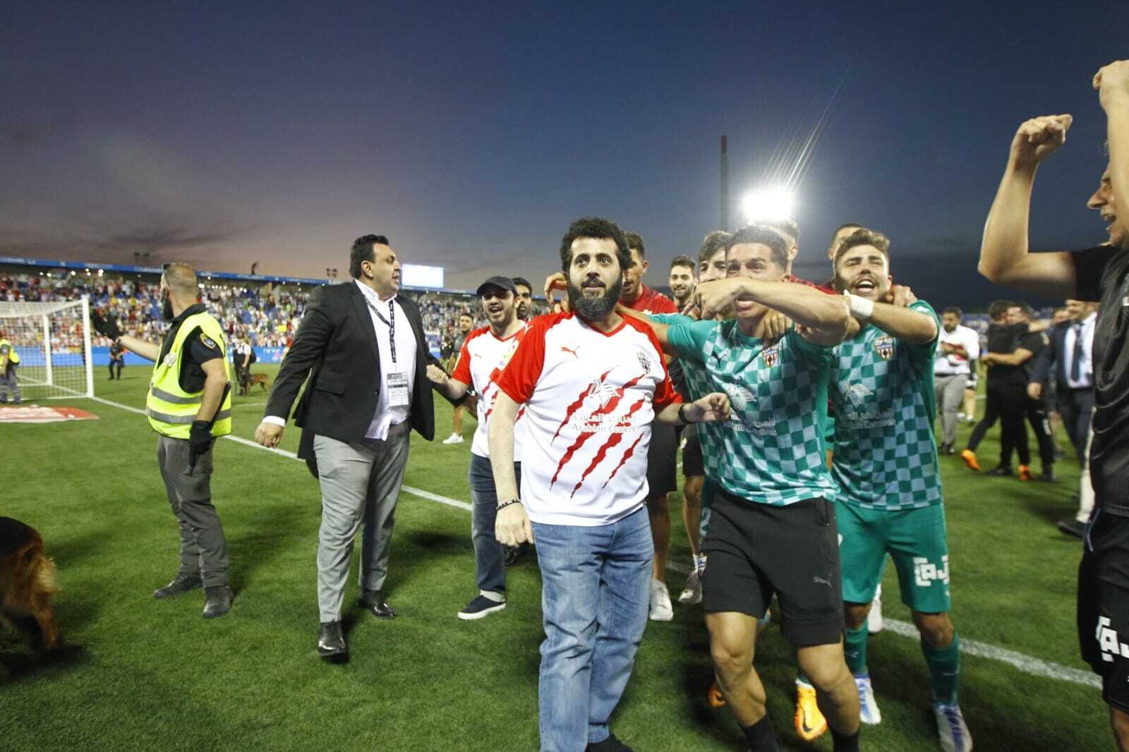 Turki Al-Sheik celebrando el ascenso con los jugadores en Butarque
