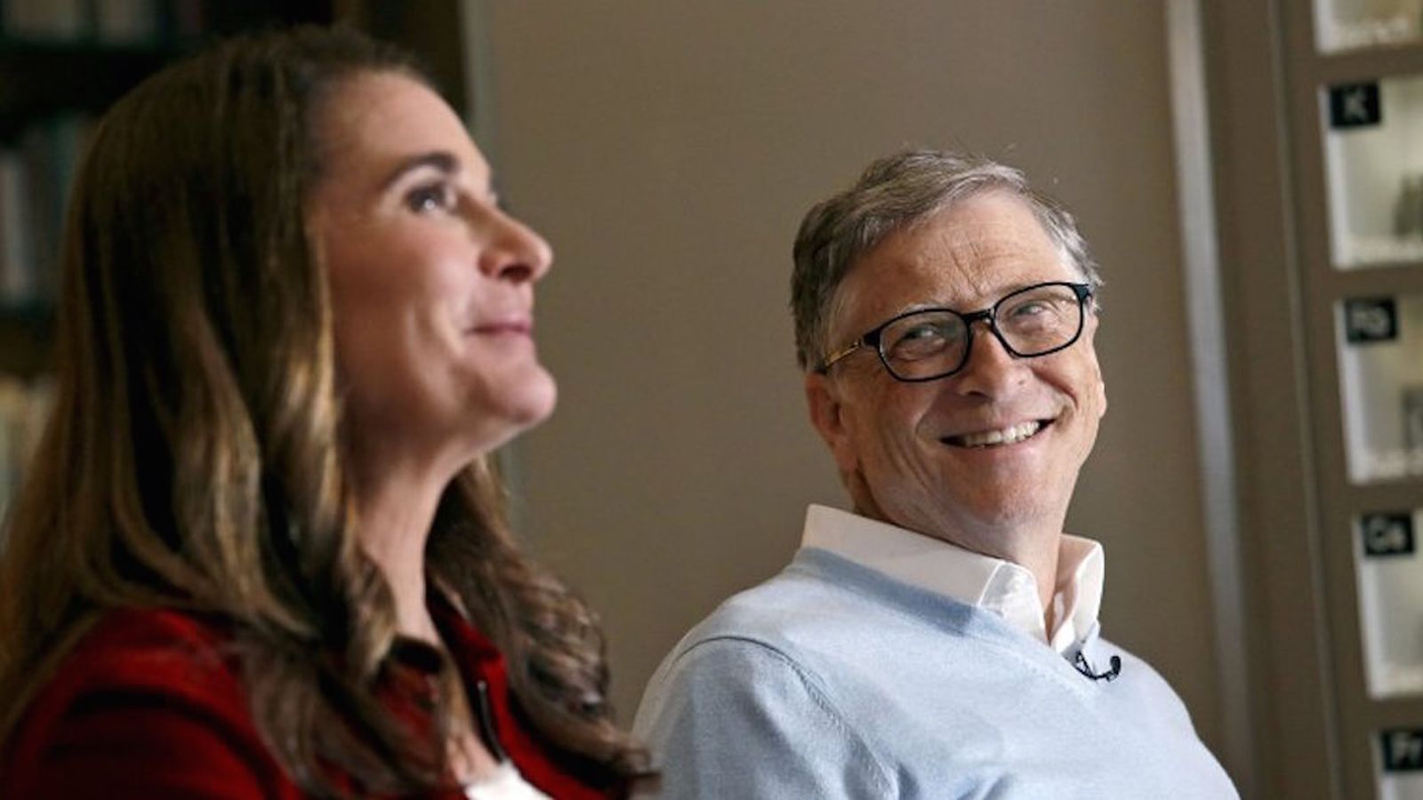 Bill Gates mira con cariño a su mujer Melinda.