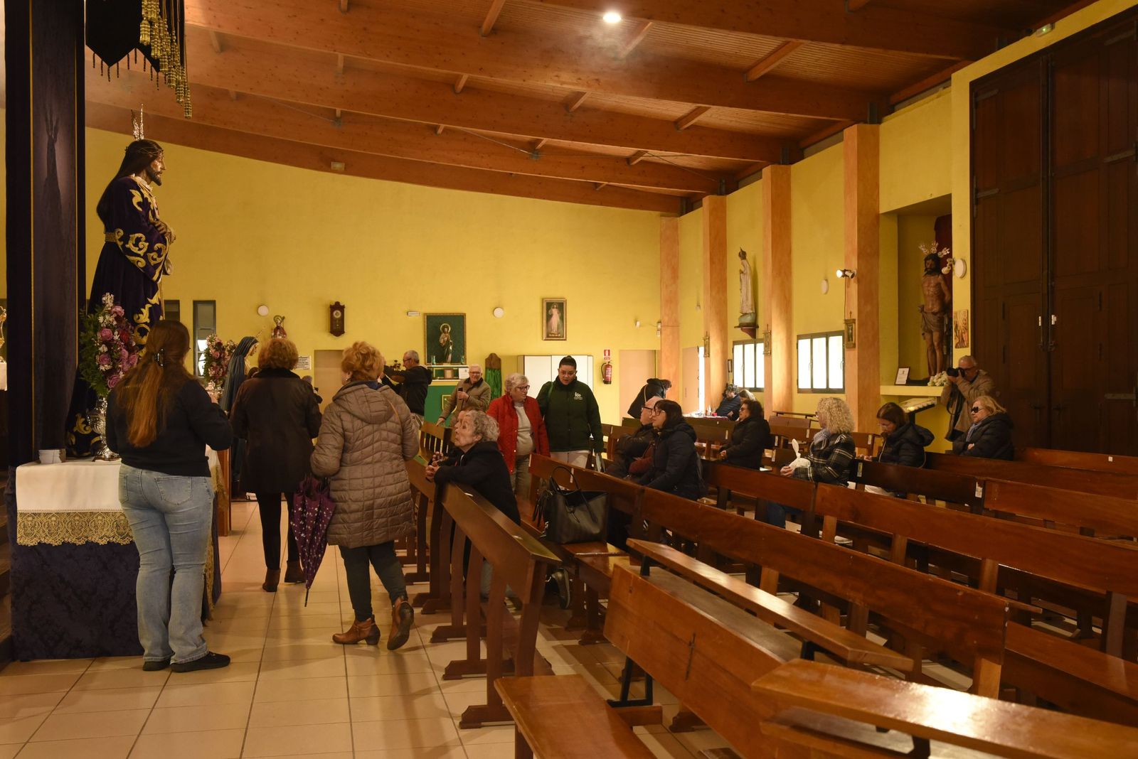 Las fotos del besapié del Medinaceli en la iglesia de Santiago de La Línea