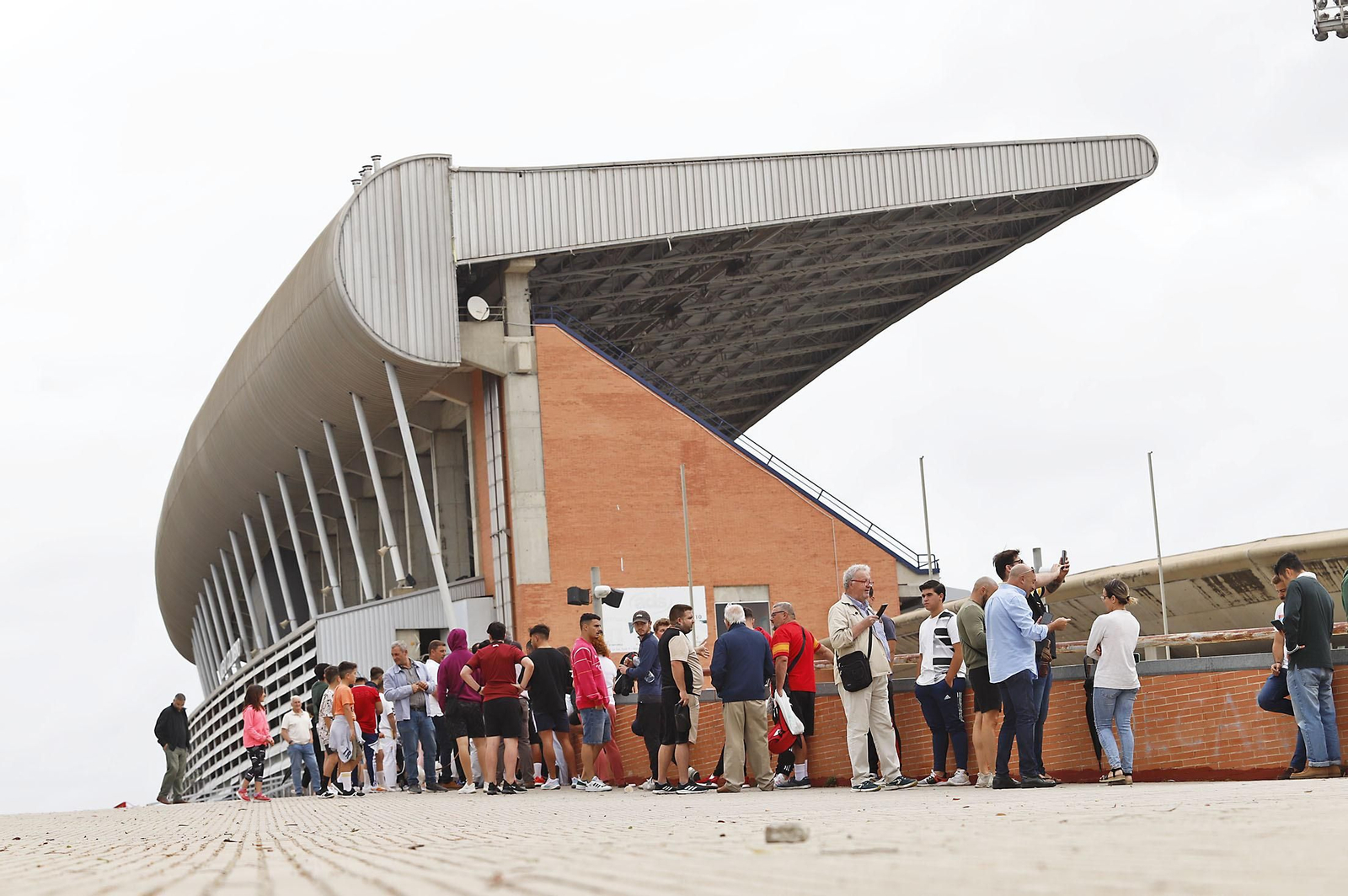 Largas colas para comprar las últimas entradas de la final del Recreativo de Huelva