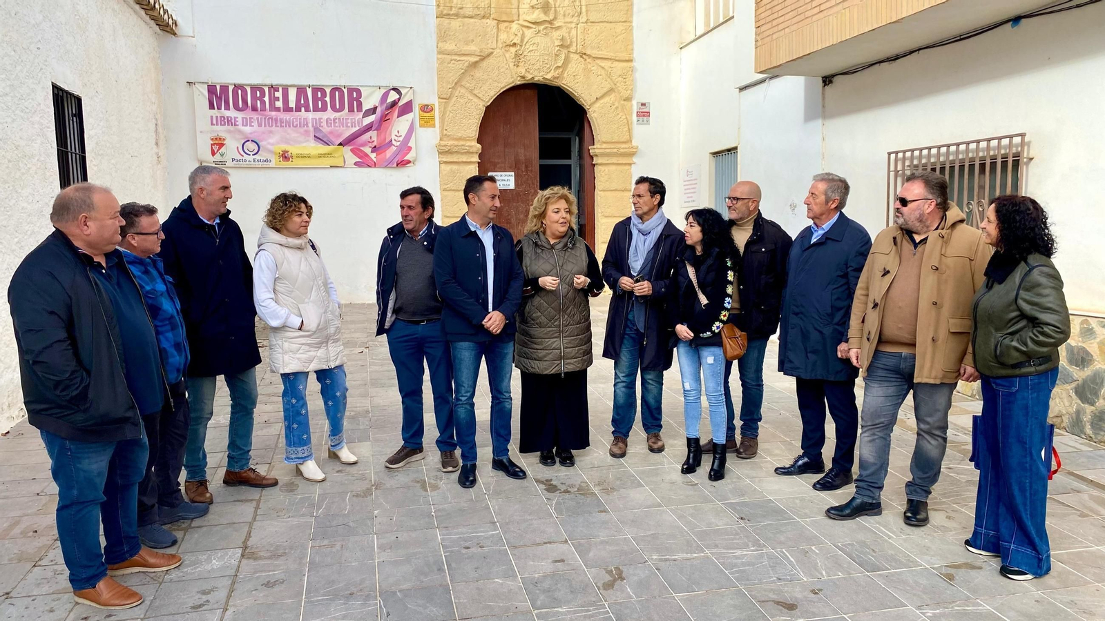 Fátima Gómez en una visita a Morelábor junto a otros miembros del PSOE en la Diputación y a alcaldes, alcaldesas y concejales de la zona