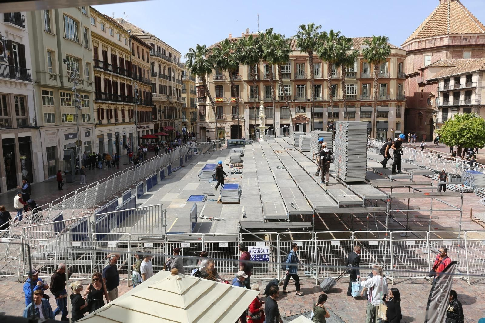 Comienzan a montar la tribuna de Semana Santa en la plaza de la Constitución