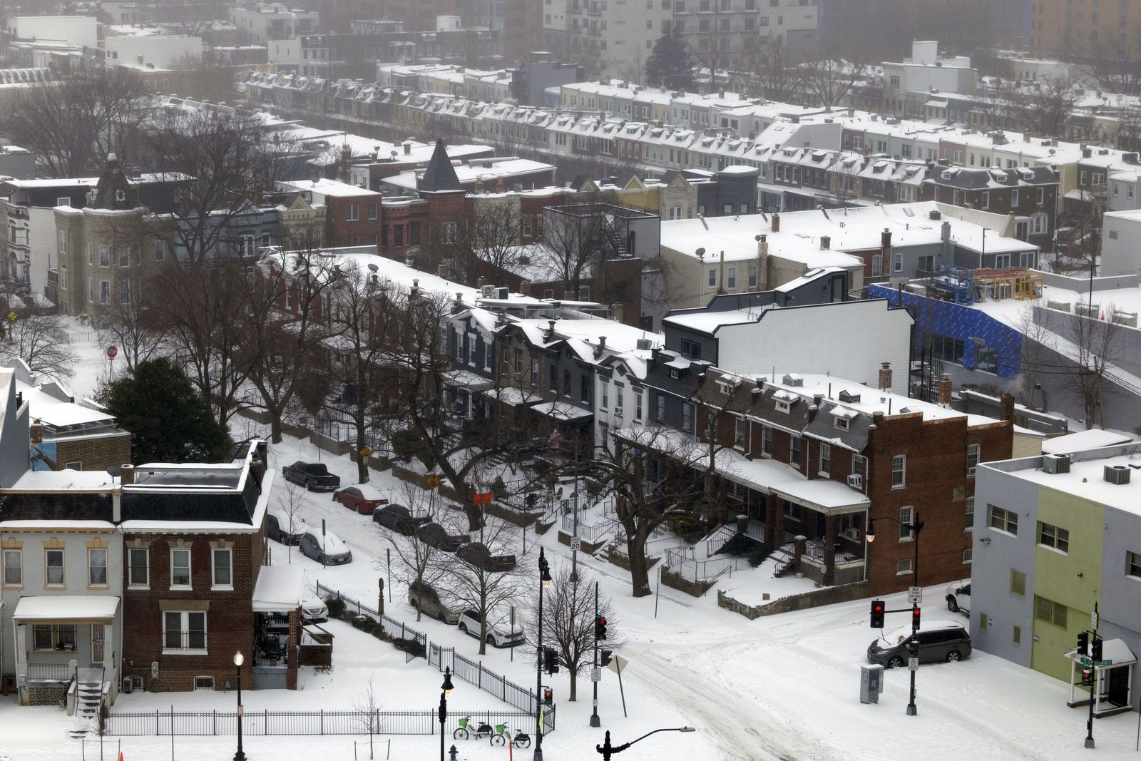 Las gélidas y blancas imágenes que deja la tormenta monstruosa en los EEUU