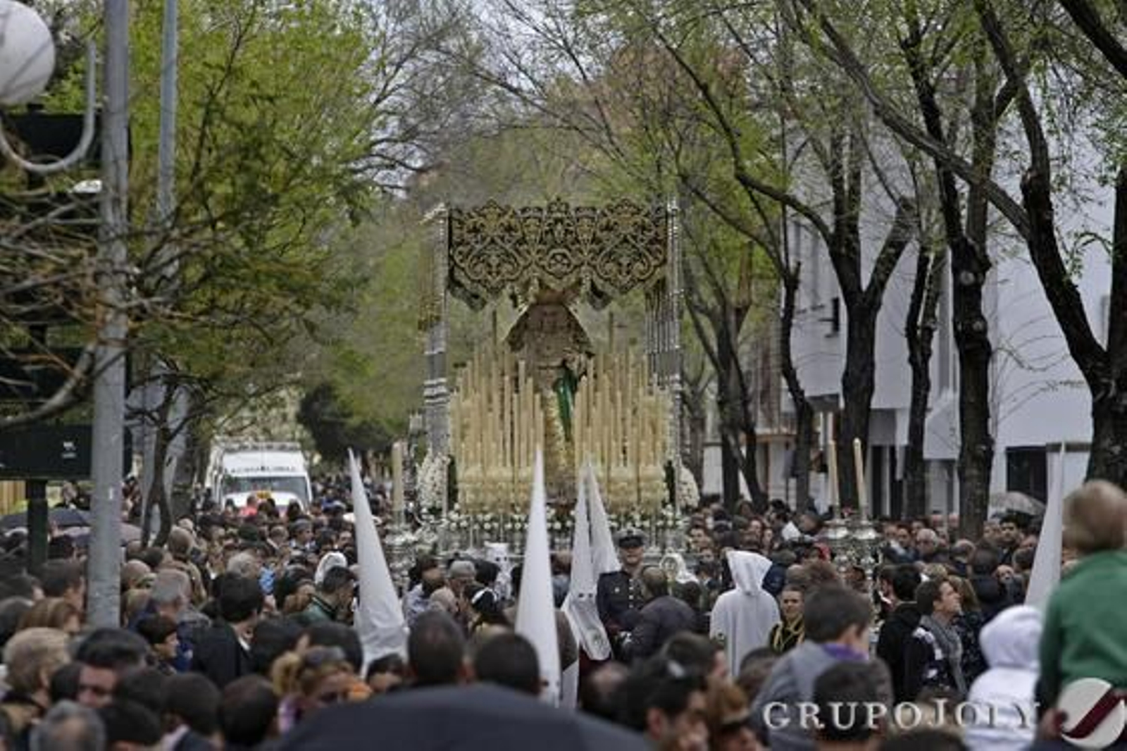 La Oración en el Huerto sale pero se ve obligada a volver a su templo a causa de la lluvia.

Foto: Julio Gonzalez