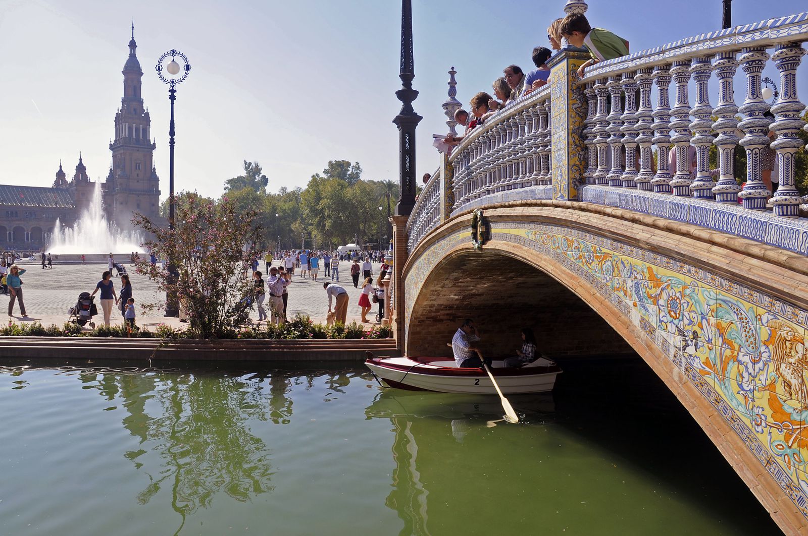 Visita guiada a la Plaza de España a manos de un grupo de personas invidentes.