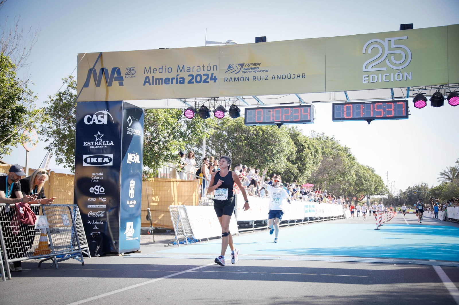 Imágenes de la llegada de la Media maratón Ciudad de Almería