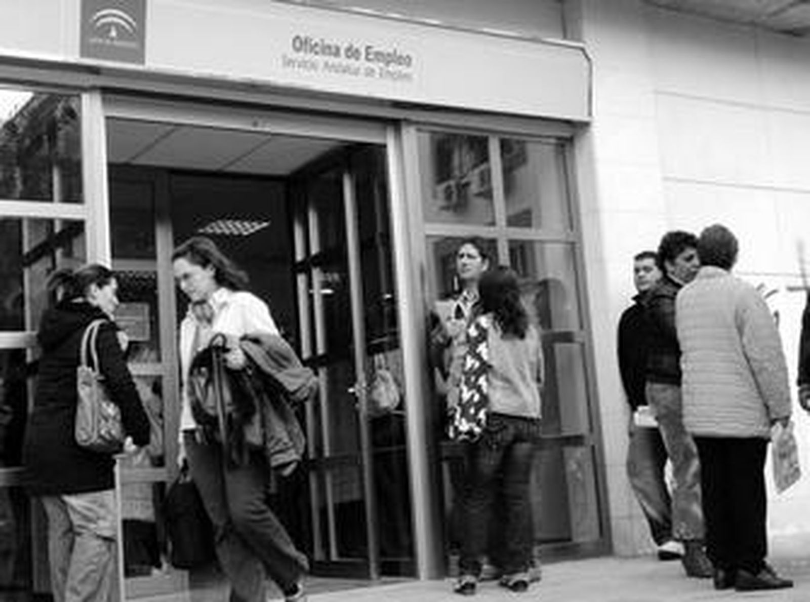 Ciudadanos esperan su turno ayer en una oficina del Servicio Andaluz de Empleo de Sevilla