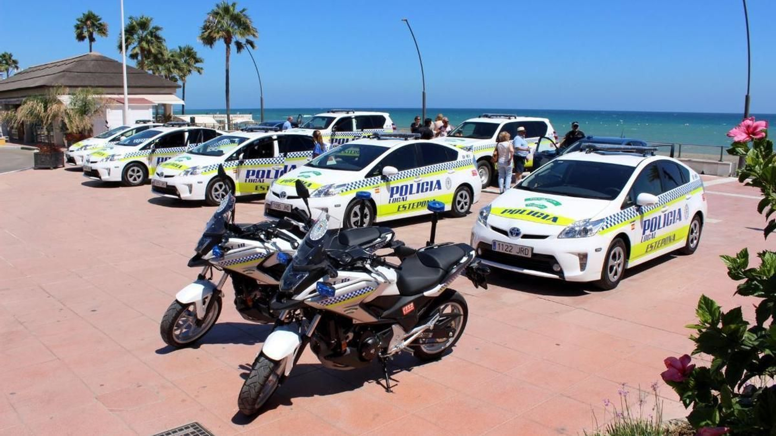Varios vehículos de la Policía Local de Estepona