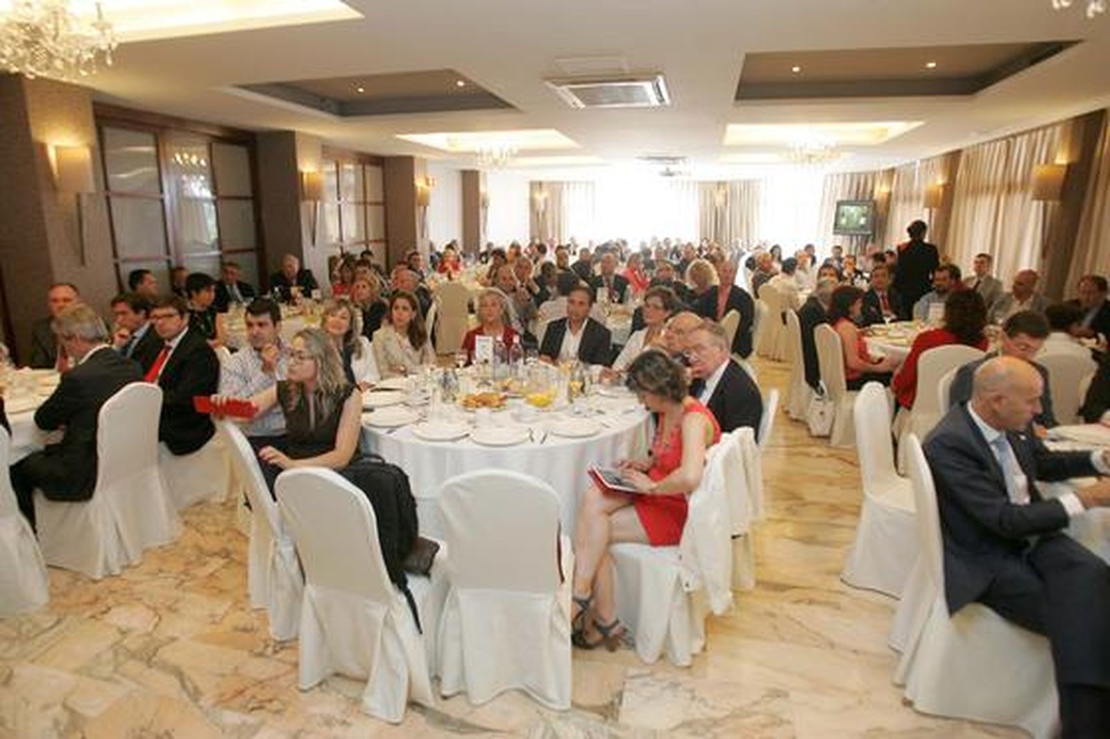 Empresarios y organizaciones agrarias compartieron mesa y mantel de desayuno informativo en el Gran Hotel

Foto: Javier Alonso / Rafael G.