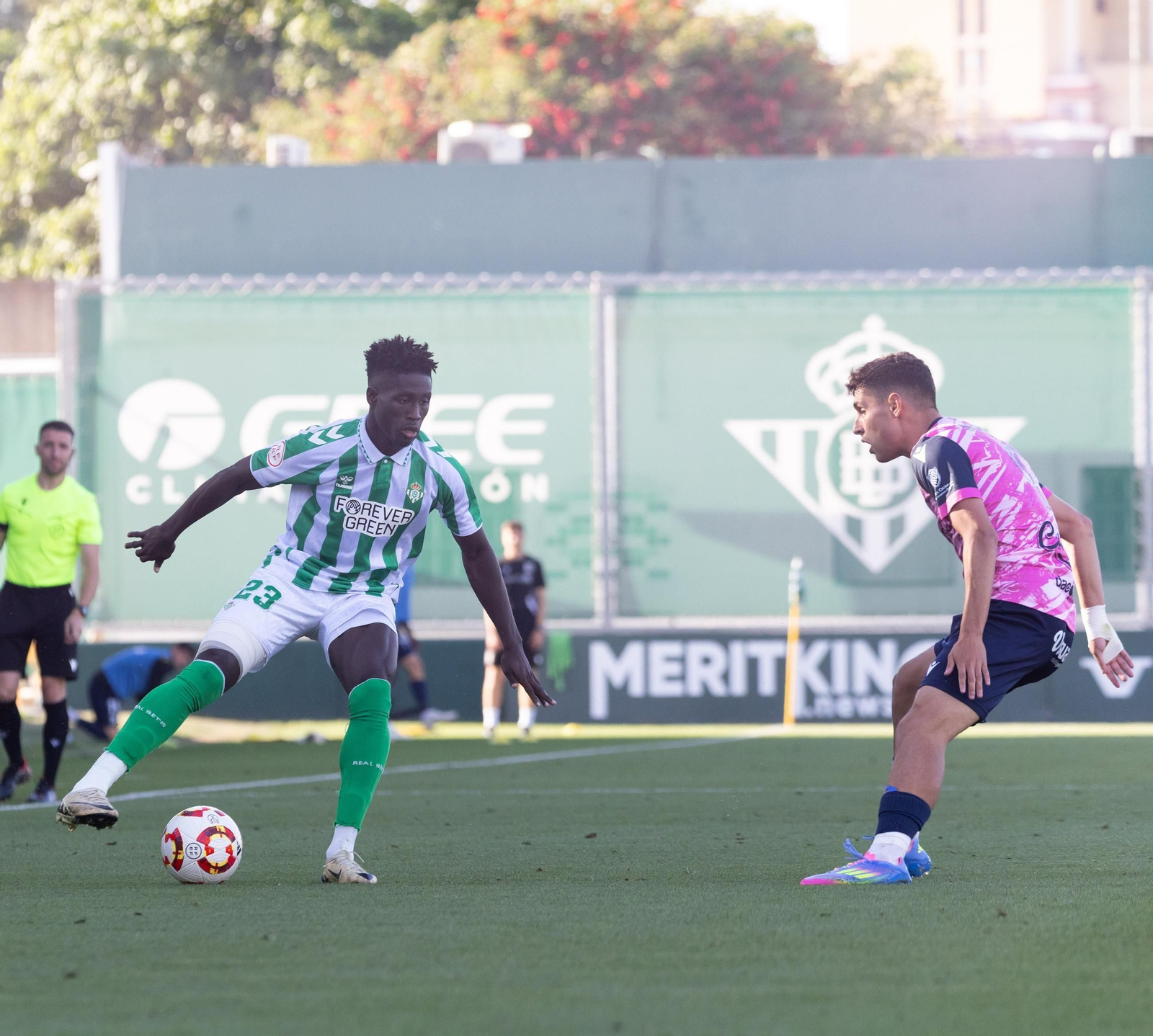 Marciano encara a su defensor durante su partido de hoy